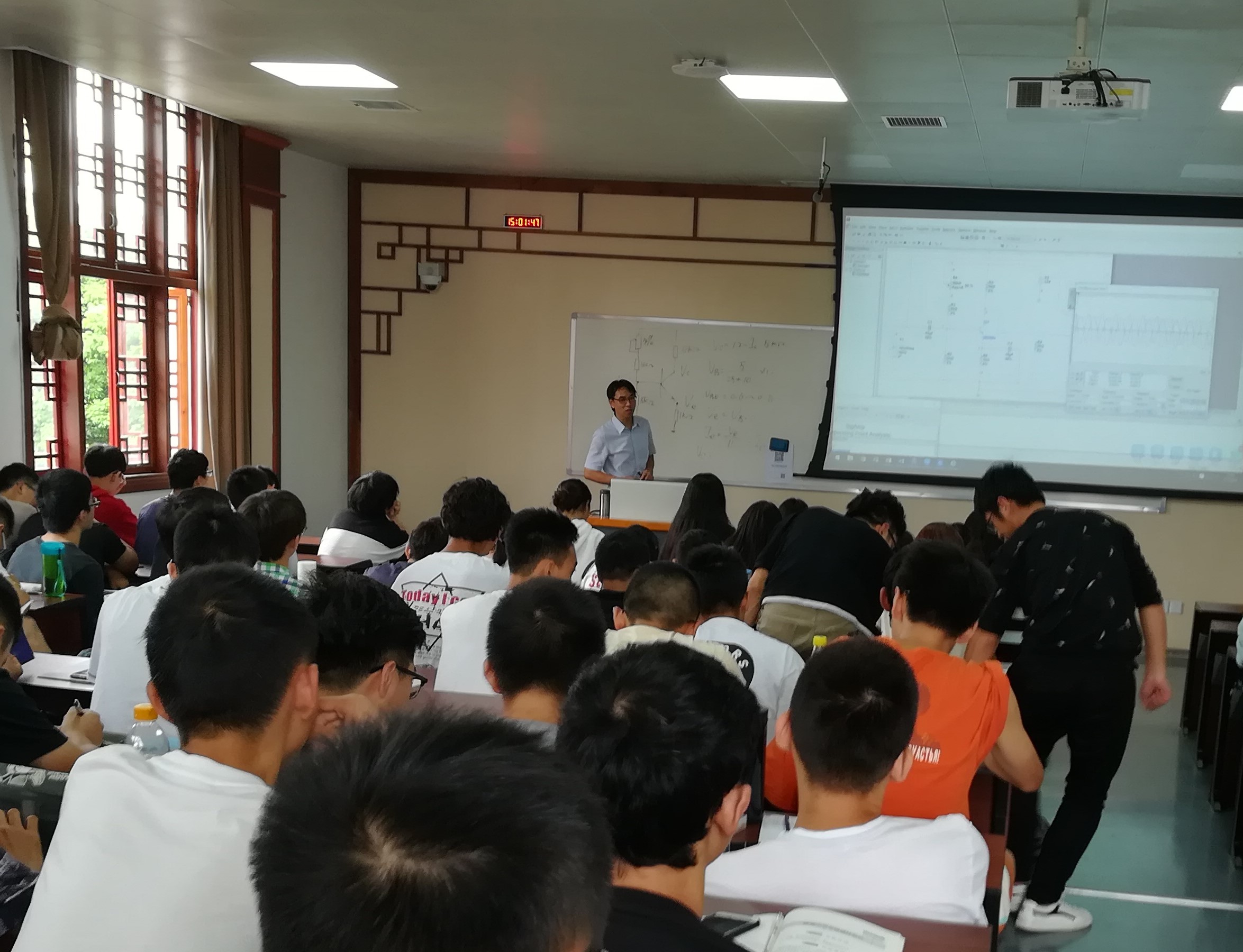 梁勇飞老师正在讲授核电子学.jpg